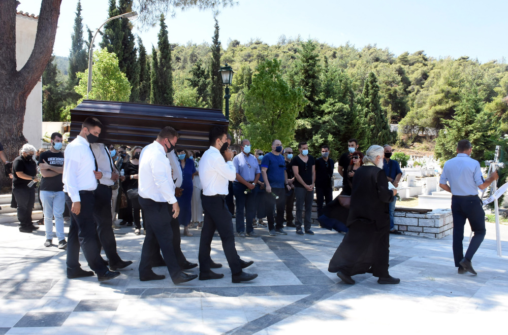 Βασίλης Μπουζιώτης: Συγκίνηση στο τελευταίο «αντίο» του δημοσιογράφου