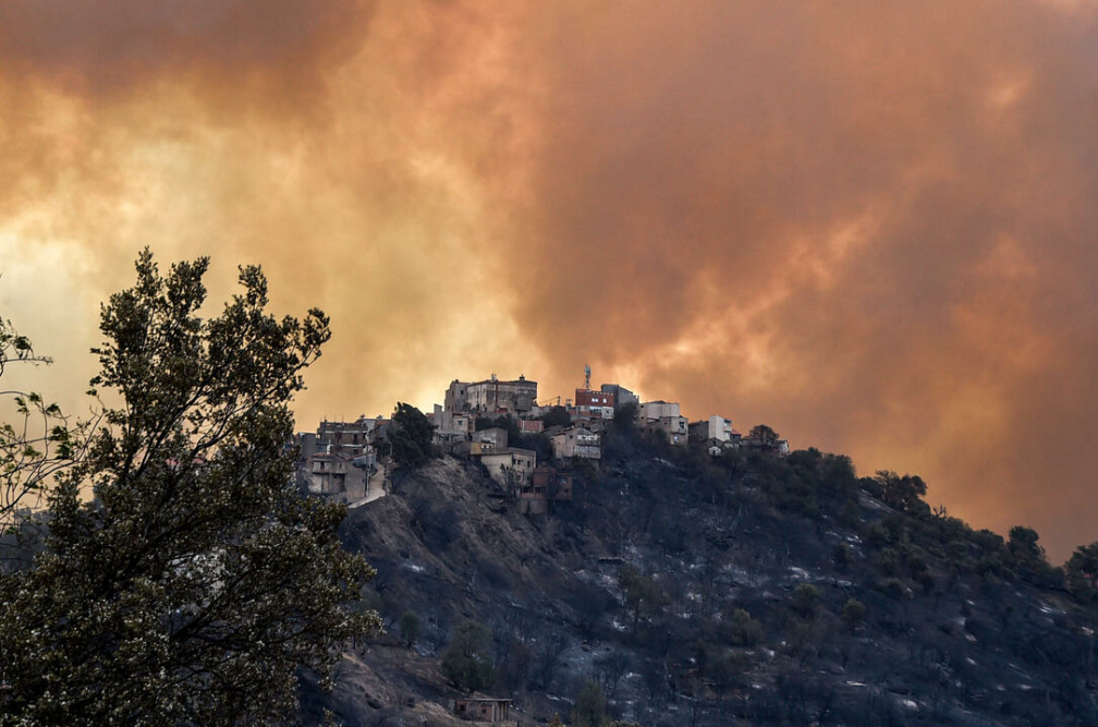 Αλγερία: Θρηνεί τουλάχιστον 65 νεκρούς από τις φονικές πυρκαγιές η χώρα