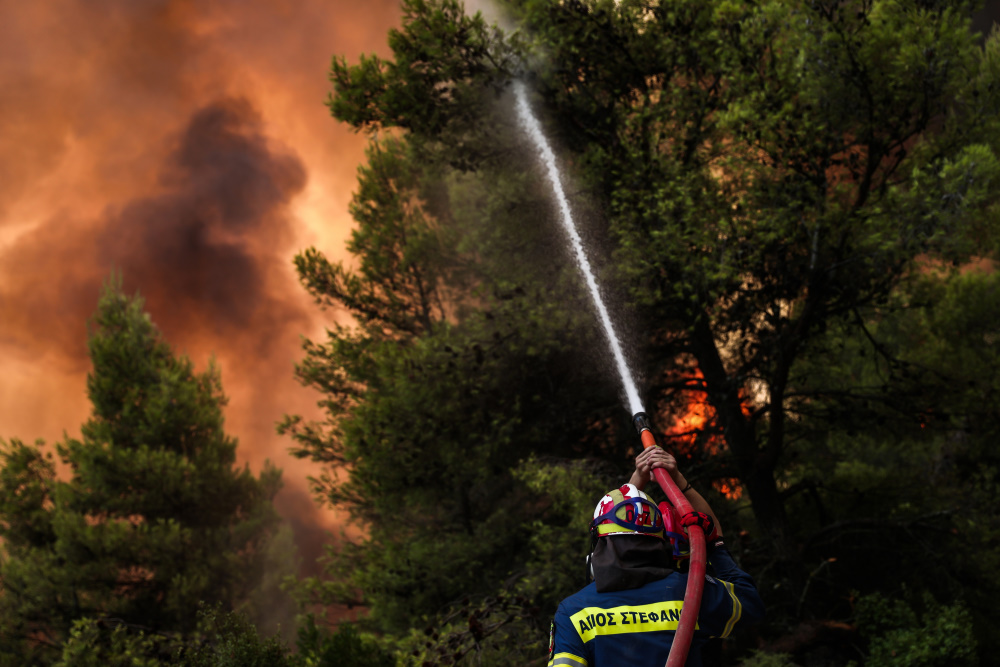 Φωτιά στη Λευκάδα – Επιχειρούν επίγειες και εναέριες δυνάμεις