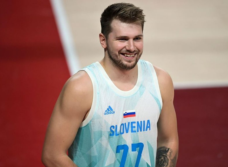 Luka Doncic: Το σπαρταριστό βίντεο με τον παίκτη του NBA στην κουζίνα του Salt Bae στη Μύκονο