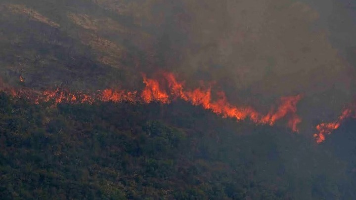 Φωτιά στη Ρόδο: Χωρίς ηλεκτρικό ρεύμα μεγάλο μέρος του νησιού – Εκκενώθηκαν περιοχές