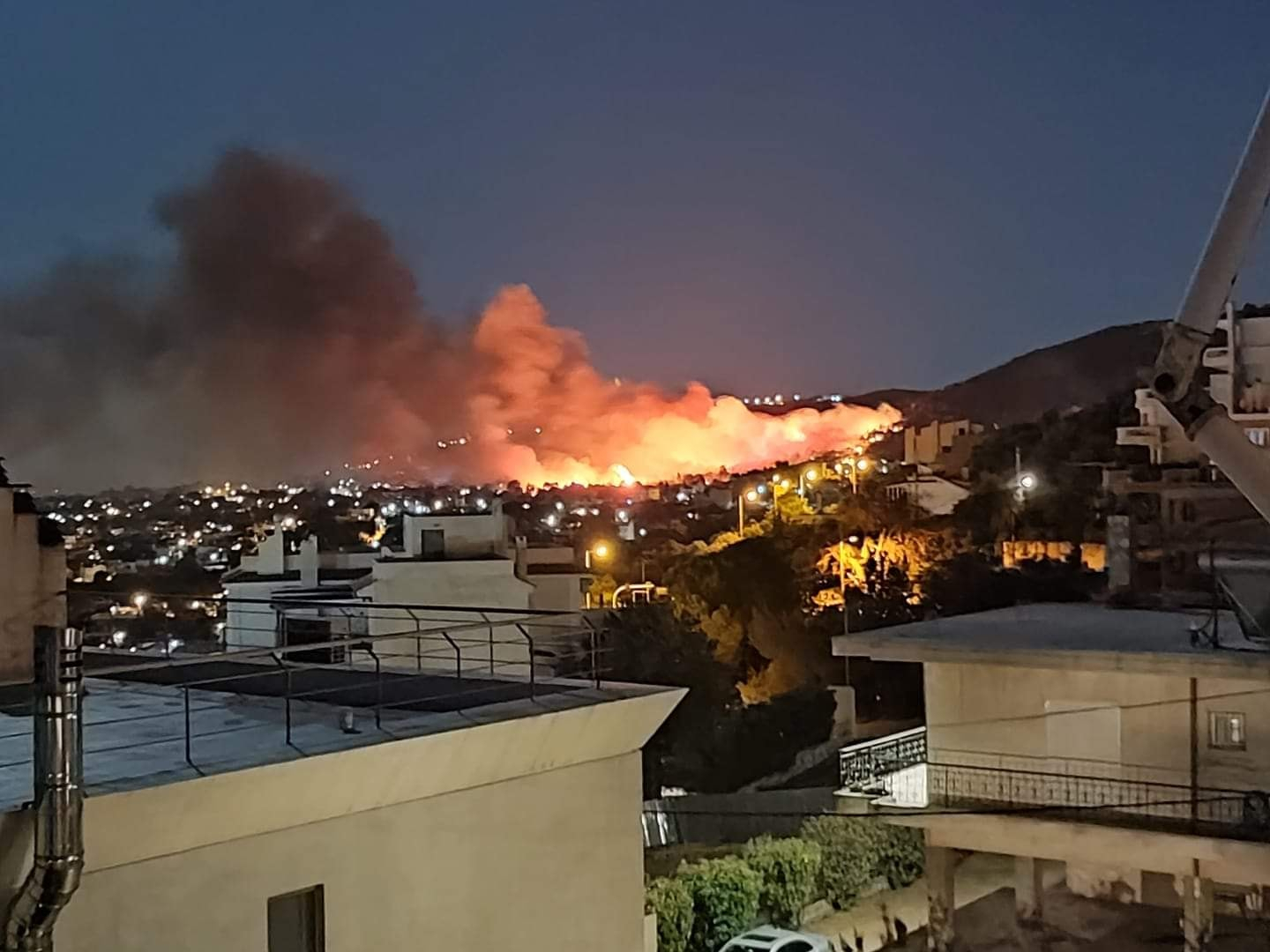 Φωτιά στη Νέα Μάκρη: Ενδείξεις για εμπρησμό και μία προσαγωγή