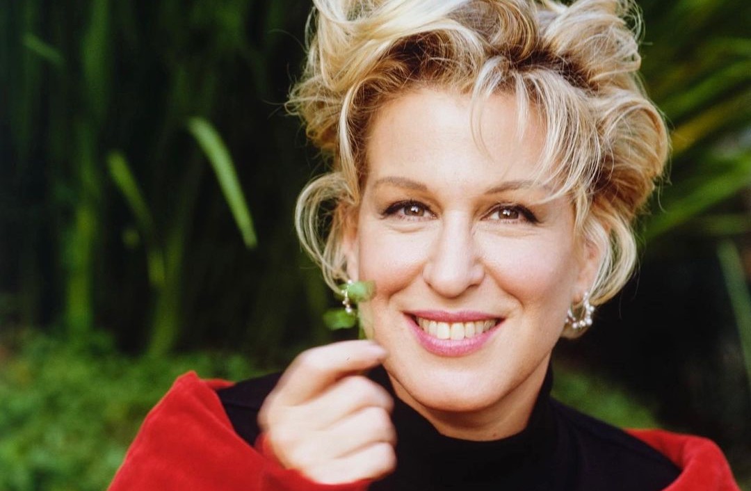 Bette Midler: Ζητάει από τις Αμερικανίδες να ακολουθήσουν το παράδειγμα της Λυσιστράτης – «Προτείνω όλες οι γυναίκες να αρνούνται στους άντρες τους να κάνουν σεξ»