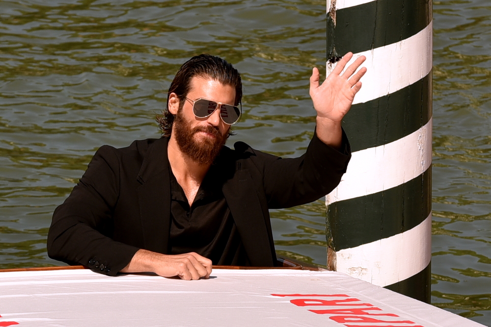 Can Yaman: Φρενίτιδα στο Twitter για το νέο του διαφημιστικό γυρισμένο στη Ρώμη