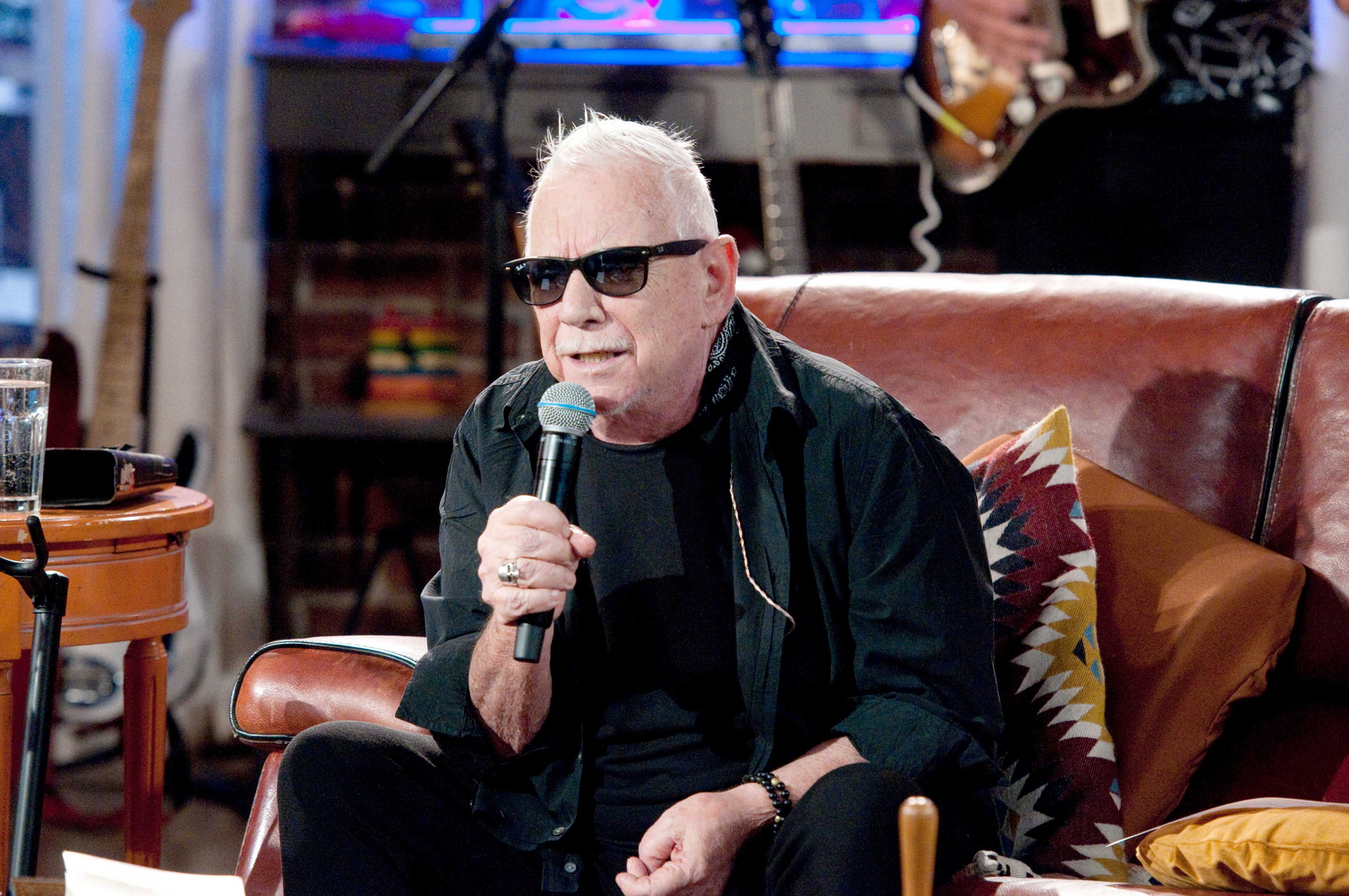 Eric Burdon: Η στιγμή που ο θρύλος της ροκ τραγουδά στην ελληνική τηλεόραση το House of rising sun σε ένα mash up με Βασίλη Τσιτσάνη!