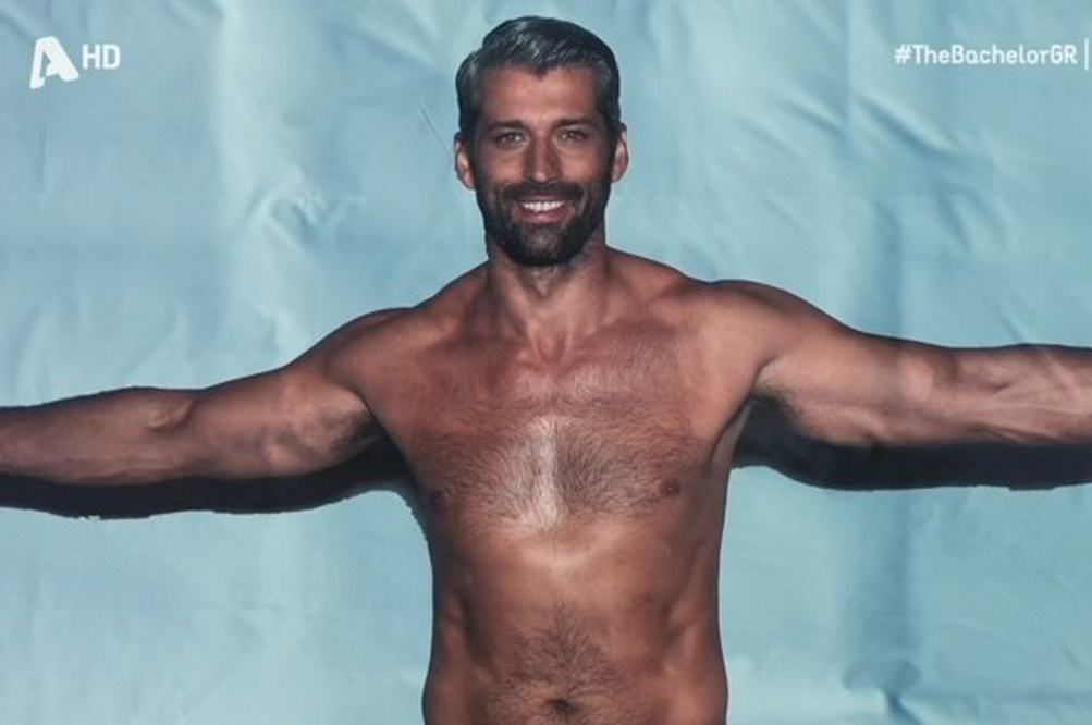 The Bachelor: Η Πηγή Δεβετζή «έσταξε» τις κοπέλες στον στίβο – Γέλιο μέχρι δακρύων με τον τυπωμένο Αλέξη σε στρώμα στο διαδίκτυο