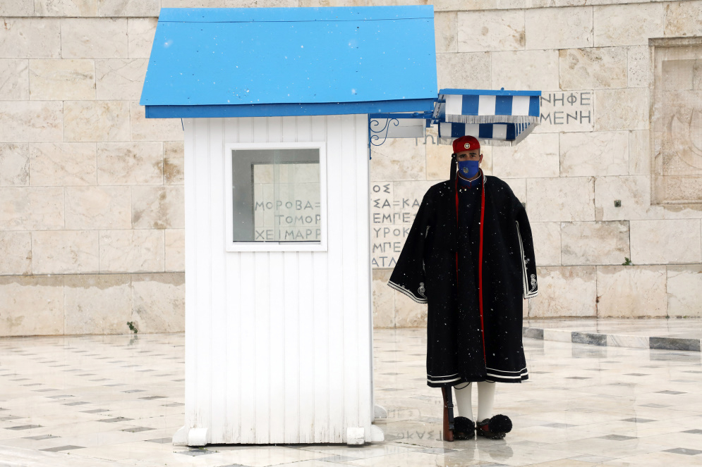 Στα λευκά το Μνημείο του Αγνώστου Στρατιώτη – Αγέρωχοι οι Εύζωνες με τις κάπες τους