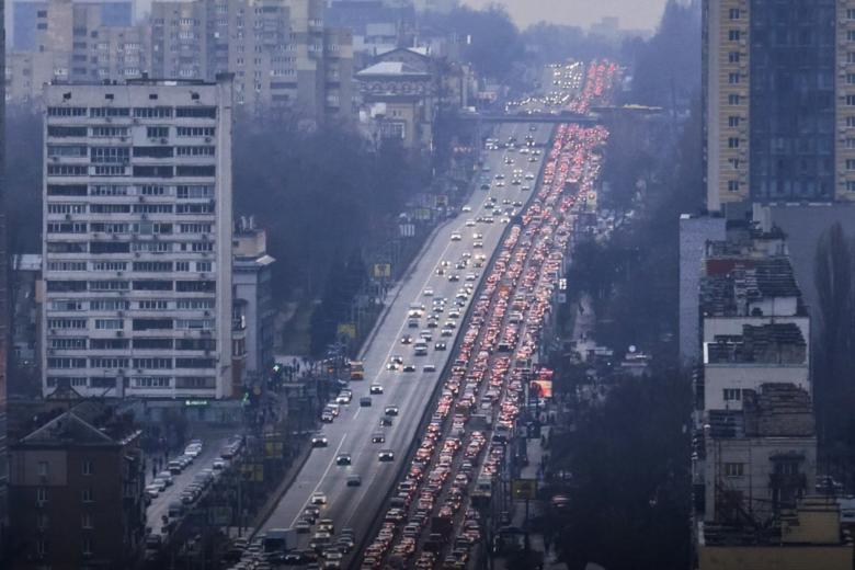 Εισβολή στην Ουκρανία: Αναχωρούν οι Έλληνες οδικώς μέσω Μολδαβίας