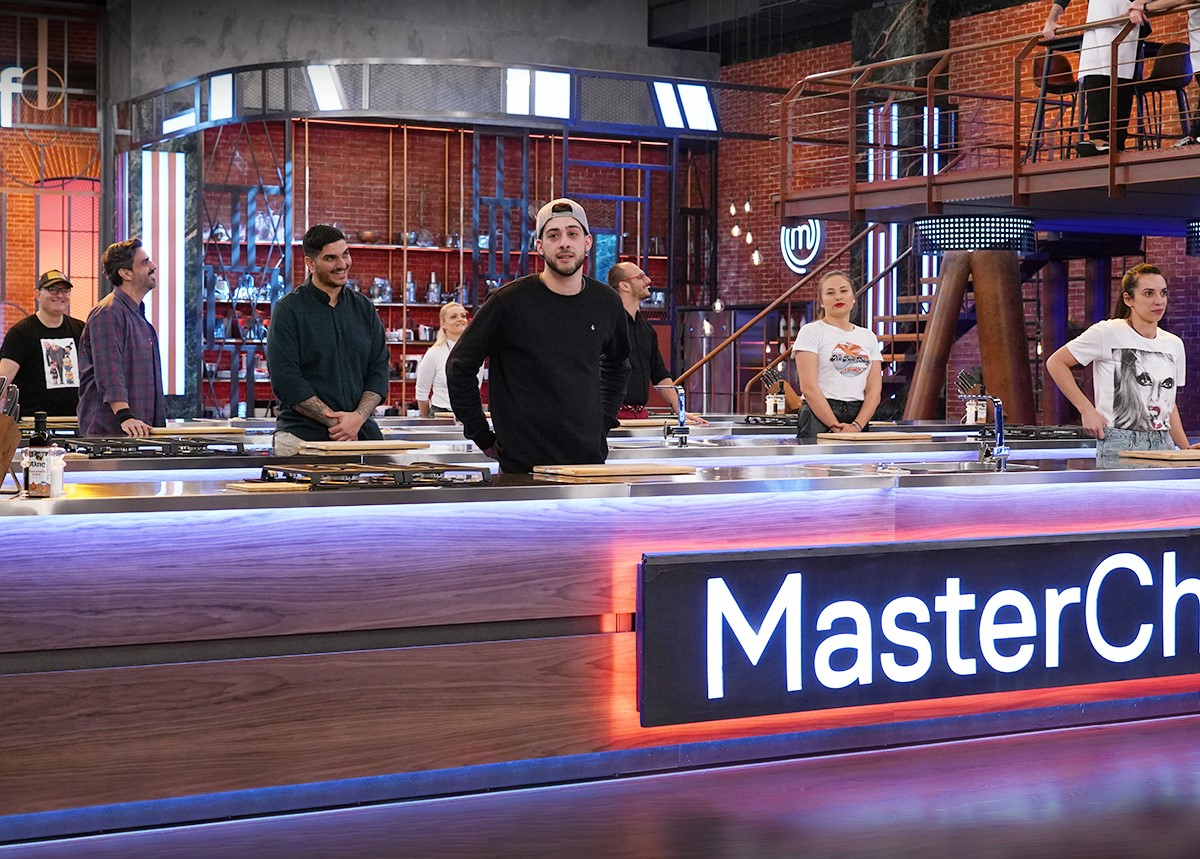 MasterChef: Μπόμπαινας is back – Τρόλαρε τους πάντες στην κουζίνα με την μπλούζα του από τον «Απαισιότατο» – Ξεσάλωσε το Twitter