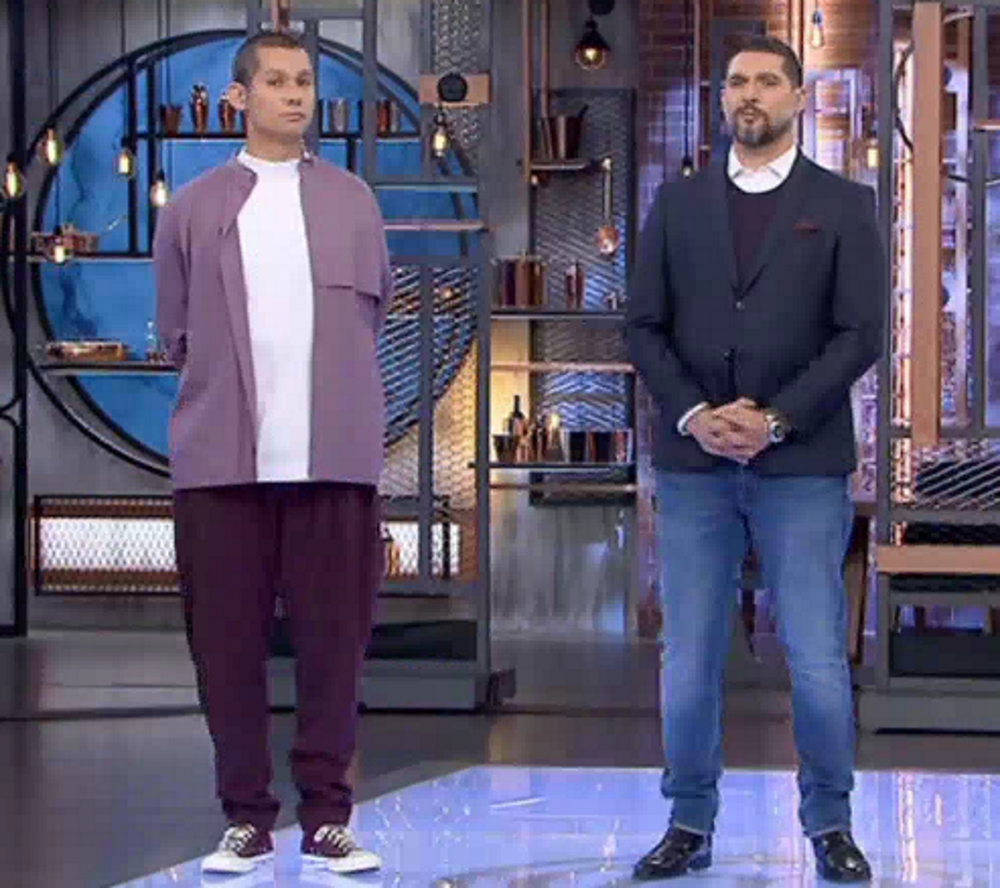 MasterChef: Οι τουιτεράδες το έριξαν στη μόδα και «πετσόκοψαν» τον στιλίστα του Σωτήρη Κοντιζά – «Γιατί ντύθηκε μελιτζάνα;»