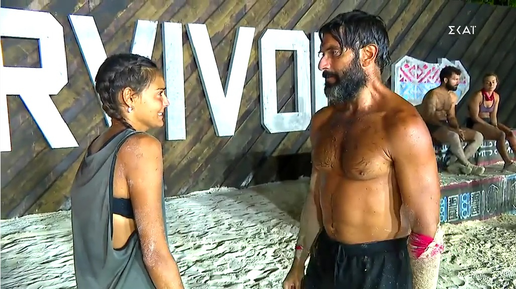 Love is in the air στο Survivor: Ο Μαρτίκας φόρεσε στη Βρισηίδα την μπλούζα του για να την ζεστάνει