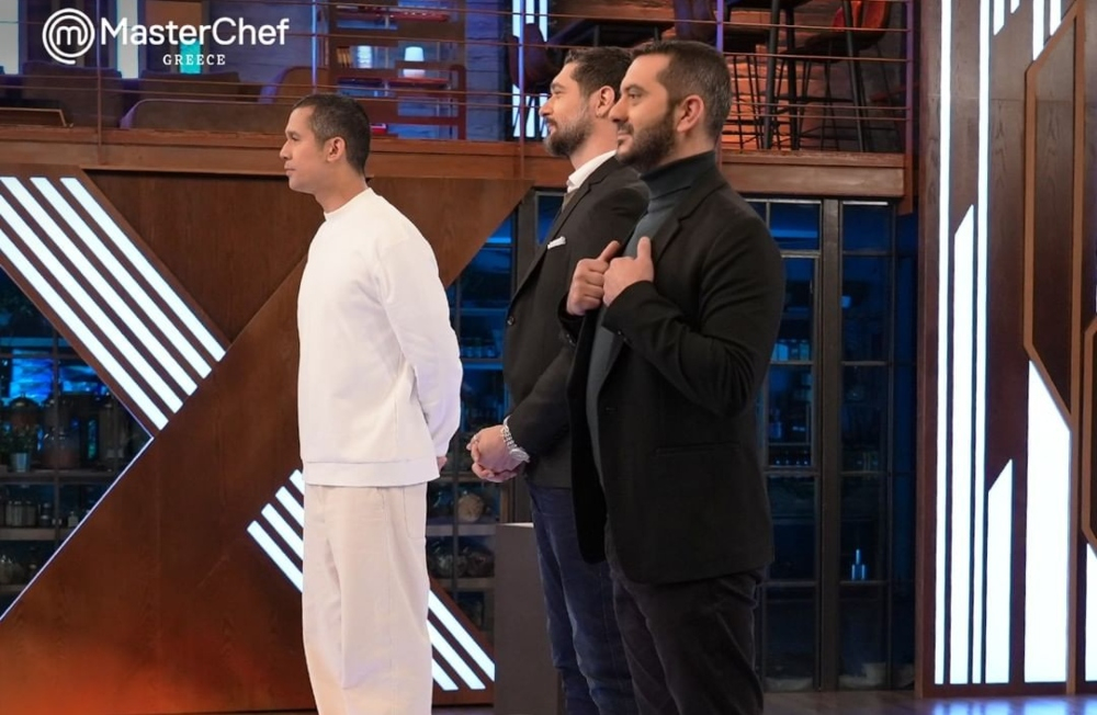 MasterChef: Ο Σωτήρης Κοντιζάς μονοπώλησε το Twitter με το αποψινό του look – «Από τις ψαροκασέλες στο φάντασμα του Mr. Miyagi»