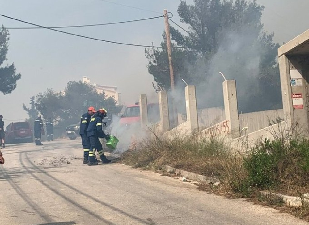 Φωτιά στη Γλυφάδα: Αγωνιώδεις προσπάθειες να σωθούν σπίτια – Όσα δήλωσε ο δήμαρχος Βάρης, Βούλας, Βουλιαγμένης