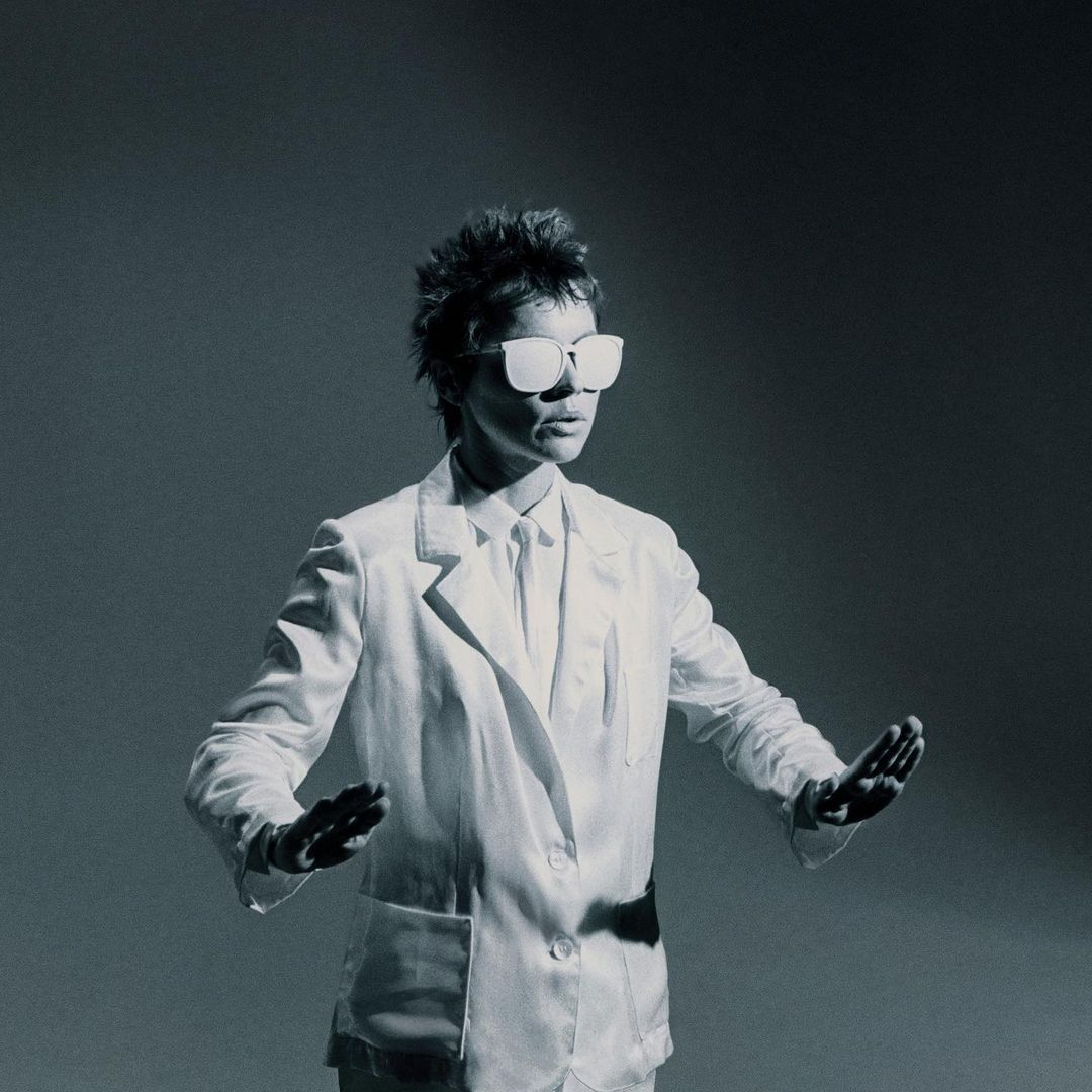 Laurie Anderson: 8 πράγματα που ίσως δεν γνώριζες για την πρωτοπόρο της ηλεκτρονικής μουσικής που έρχεται στο Ηρώδειο