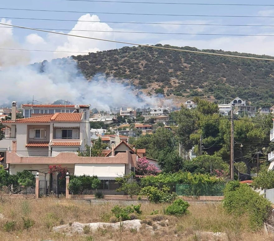 Λούτσα: Μεγάλη φωτιά καίει κοντά σε κατοικημένη περιοχή – Ορατές οι φλόγες από την παραλία