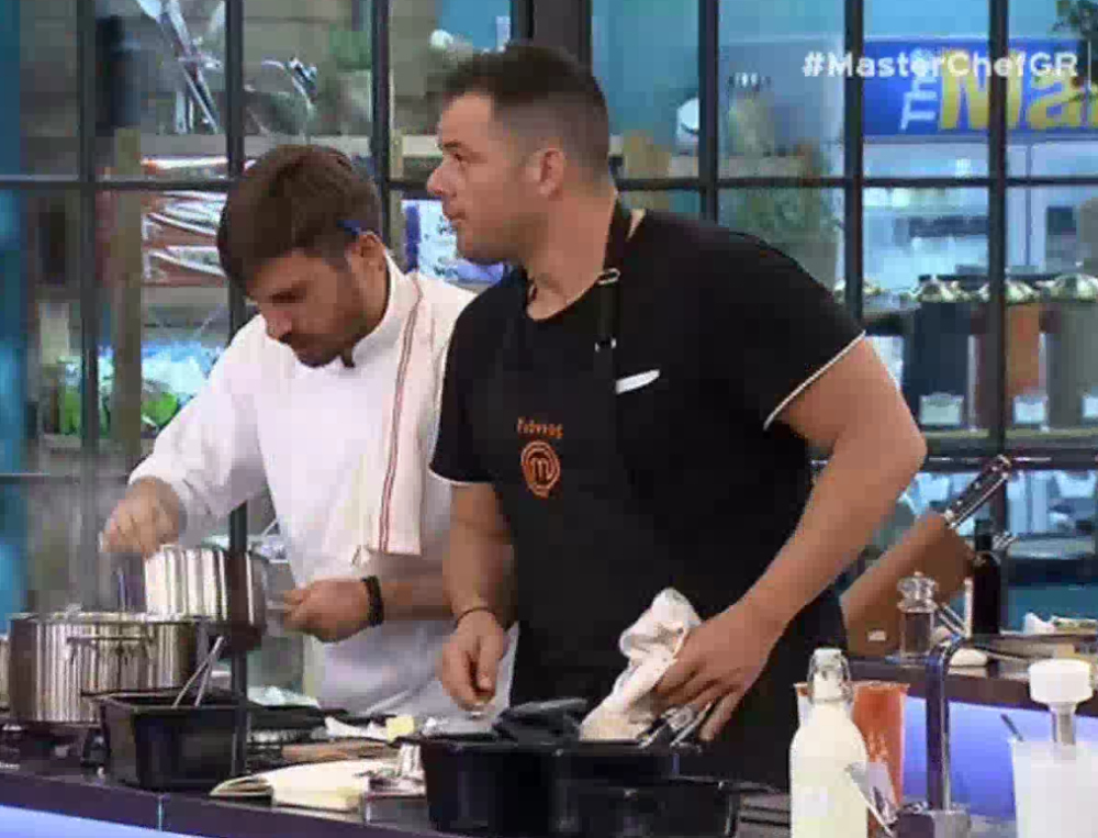 MasterChef: Ο Γιάννος δεν σταμάτησε να γλείφει τα δάχτυλά του κι έδωσε στο Twitter το «φτυάρι» για άγριο «θάψιμο»