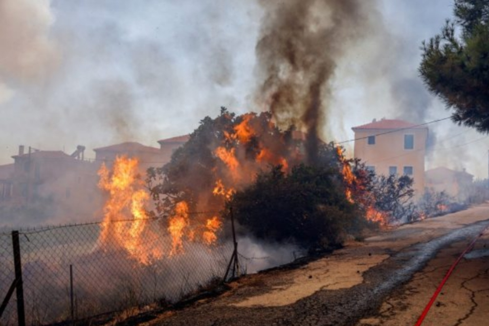 Ηλεία: Διπλό πύρινο μέτωπο στην Πηνεία – Εκκενώθηκαν χωριά