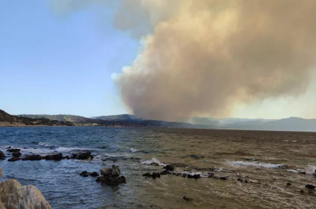 Μεγάλη φωτιά στη Λέσβο – Μήνυμα εκκένωσης από το 112 για τον οικισμό των Βατερών