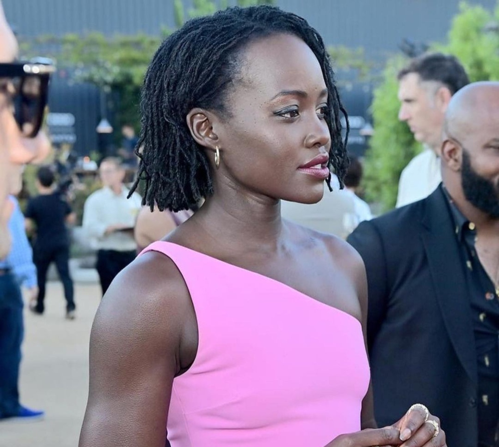 Η Lupita Nyong’o έφαγε φρούτα πασπαλισμένα με μυρμήγκια και κάπως ανατριχιάσαμε