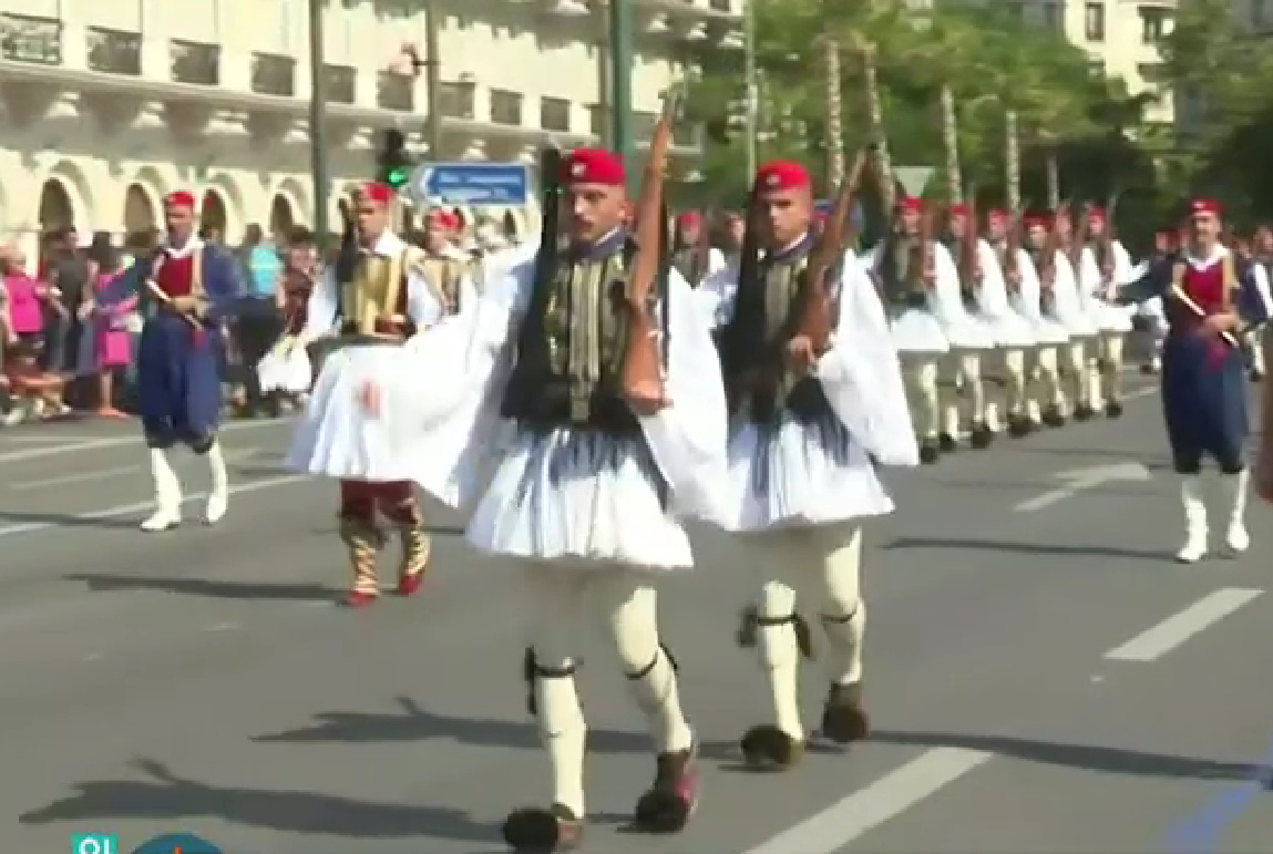 Η εντυπωσιακή αλλαγή φρουράς Ευζώνων στο Σύνταγμα