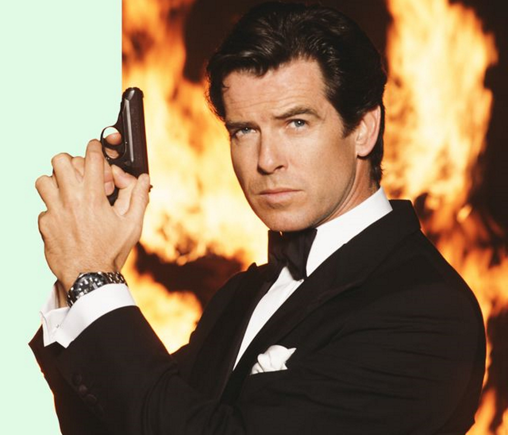 James Bond: Ο Pierce Brosnan φωτογραφίζεται με τους γιους του σε ένα σπάνιο εξώφυλλο περιοδικού