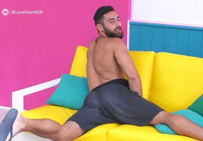 Love Island: Τα επικά ακροβατικά του Θοδωρή Κοντολέων έφεραν κορυφαία σχόλια στο Twitter – «Κομπλέ είσαι, πήγαινε μίλα της»