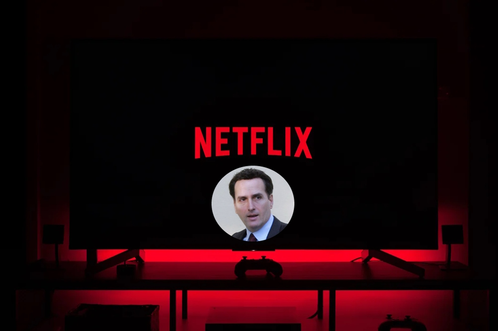 Netflix: Τρολάρει τον Μιχάλη Δημητρακόπουλο με το πιο ξεκαρδιστικό μάθημα γαλλικών στο Emily in Paris – «Τουρτούρ κουβερτίρ»