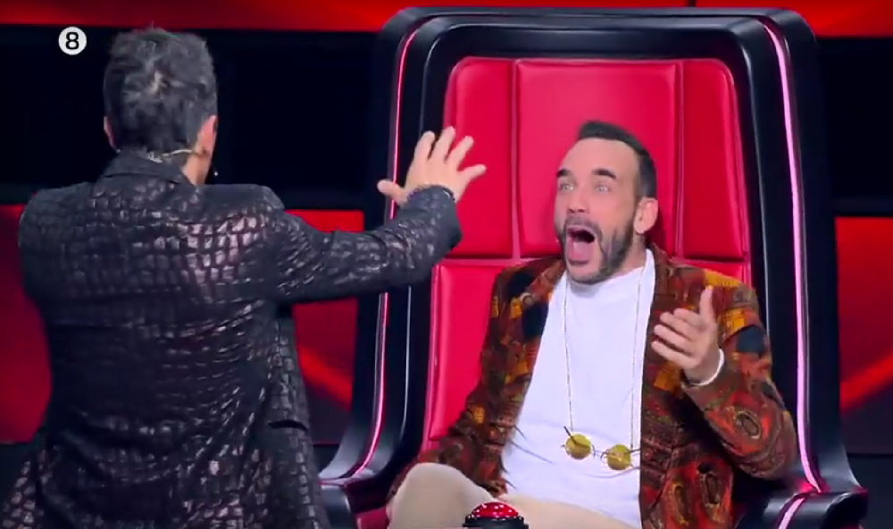 The Voice: Το απόλυτο plot twist για ένα steal – Ο Σάκης Ρουβάς «έγινε» Μουζουράκης και έκλεψε την παίκτρια της Έλενας Παπαρίζου