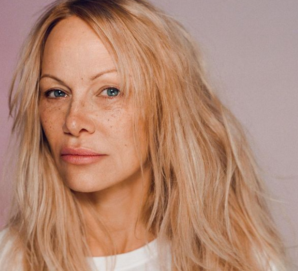 Pamela Anderson: Η no make-up φωτογράφηση που έκανε για εξώφυλλο περιοδικού – «Αποδέχομαι τον εαυτό μου όπως είναι και αυτό είναι υπέροχο»