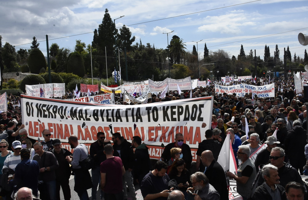 Τέμπη: Χιλιάδες διαδηλωτές έδωσαν το παρών στο Σύνταγμα με το σύνθημα «Το έγκλημα αυτό δε θα ξεχαστεί, όλων των νεκρών θα γίνουμε φωνή»