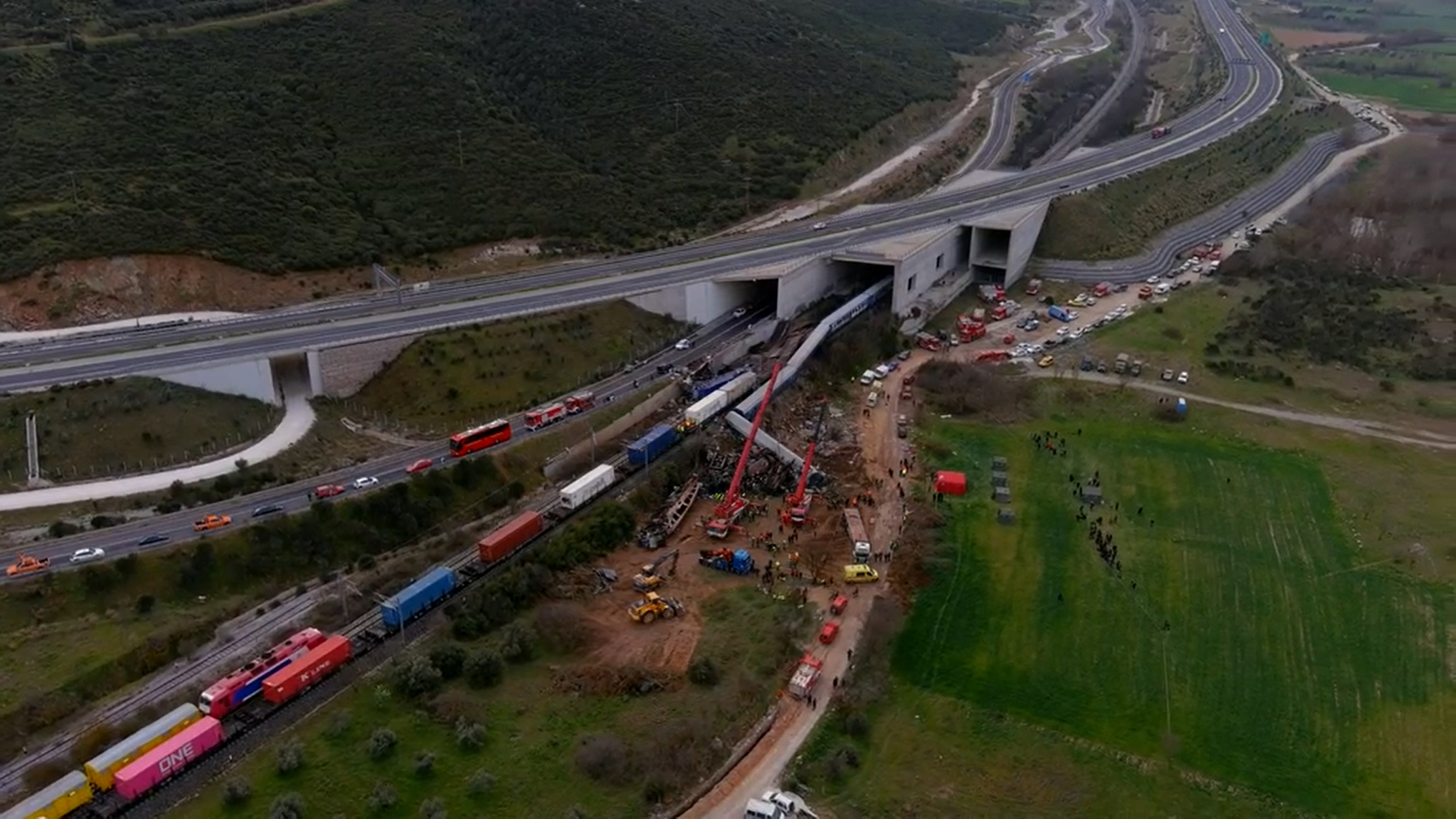 Τέμπη – Δημοσιογράφος μεταφέρει τις σπαρακτικές κραυγές συγγενών – «Αλήτες, μου φάγατε το παιδί!»