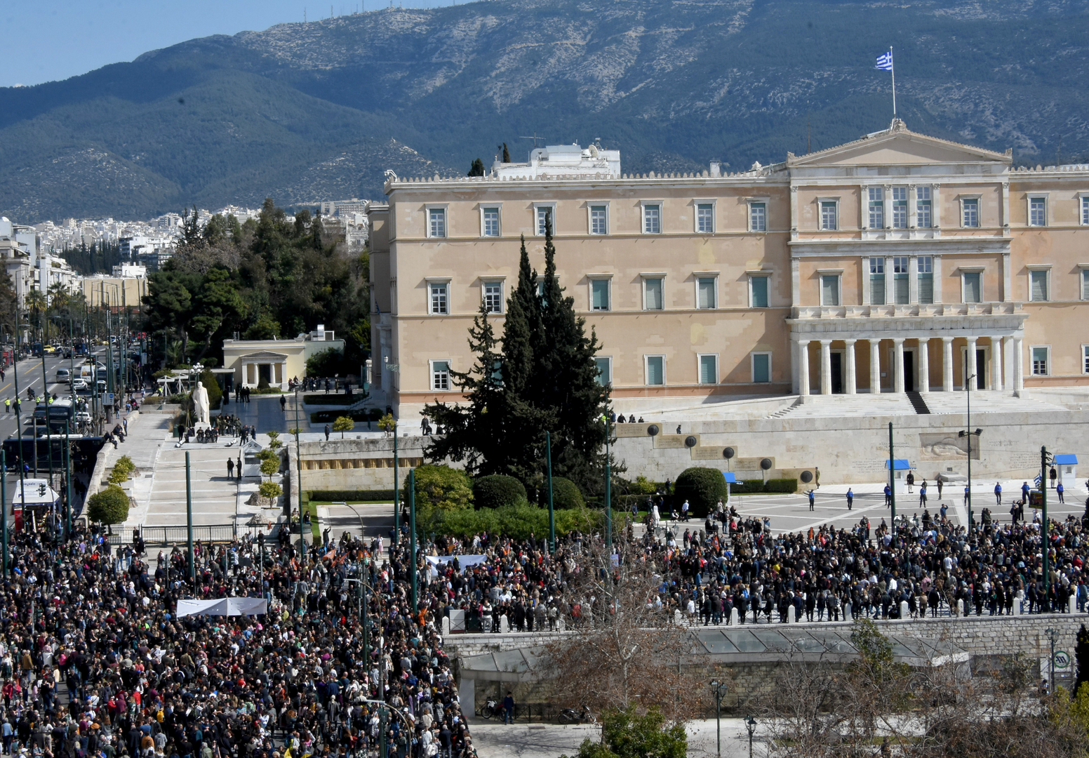 Τέμπη: Χιλιάδες κόσμος στους δρόμους – Μαζική συμμετοχή και συνθήματα οργής στα συλλαλητήρια για την τραγωδία