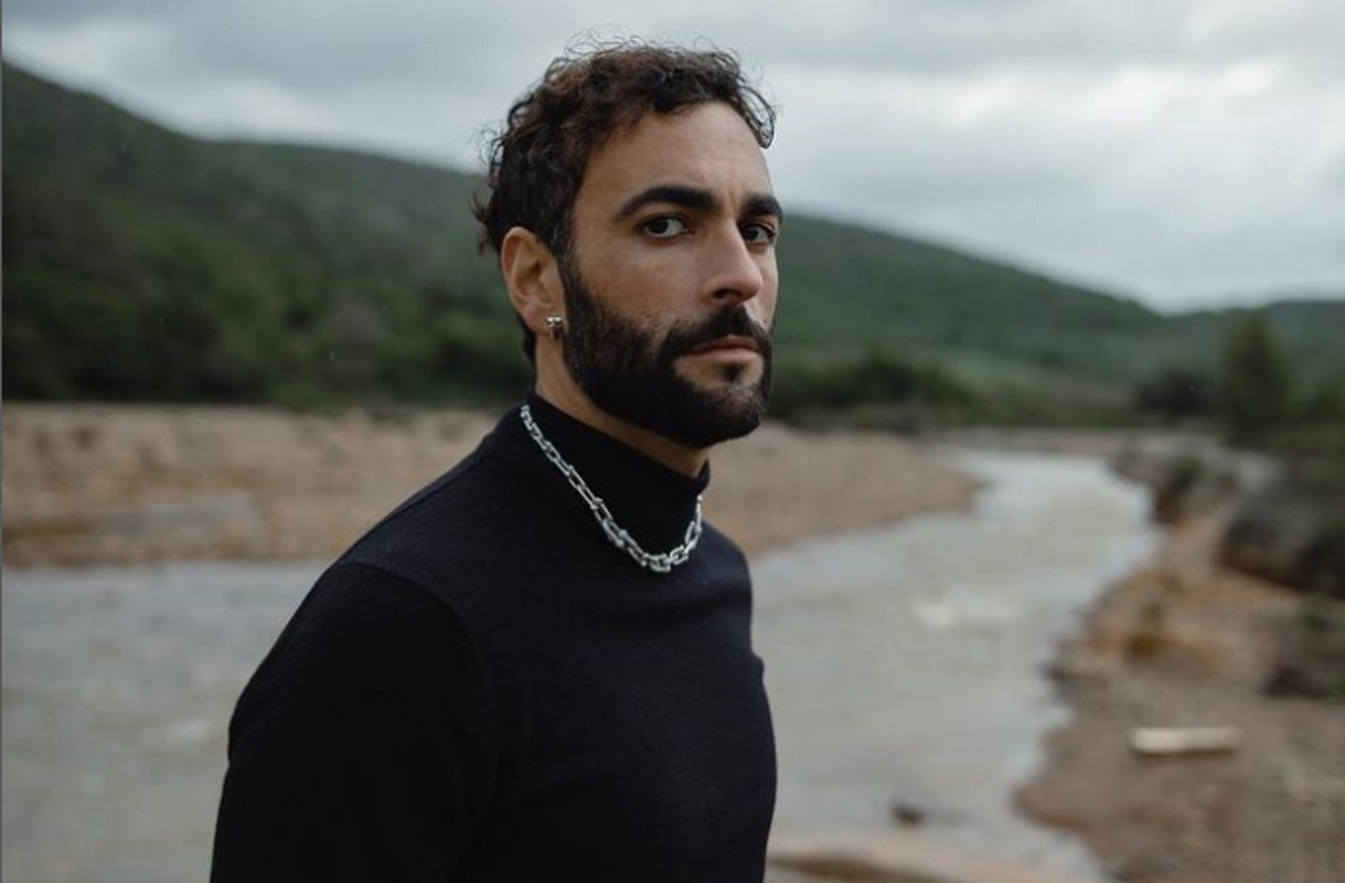 Eurovision 2023: Ο εκπρόσωπος της Ιταλίας, Marco Mengoni, μαγνήτισε τα βλέμματα όλων με την εκκεντρική του παρουσία