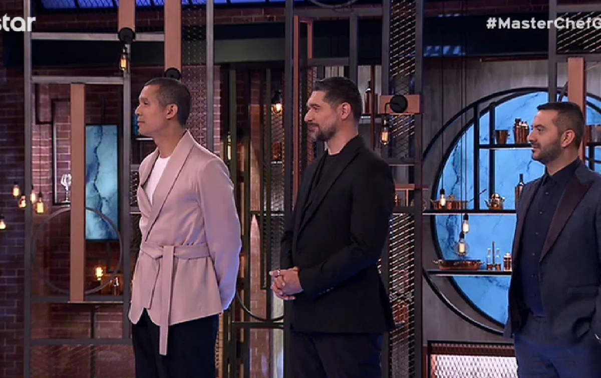 MasterChef: Δίνει πόνο το Twitter με τη «ρόμπα» του Κοντιζά – «Γκαρνταρόμπα του Χατζηφωτίου»