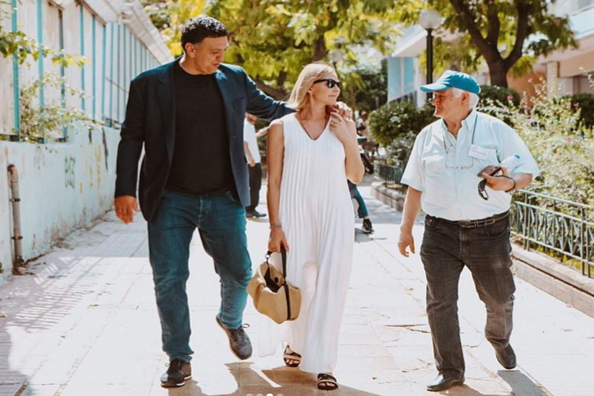 Βασίλης Κικίλιας: Αγκαλιά με την Τζένη Μπαλατσινού στον δρόμο προς την κάλπη