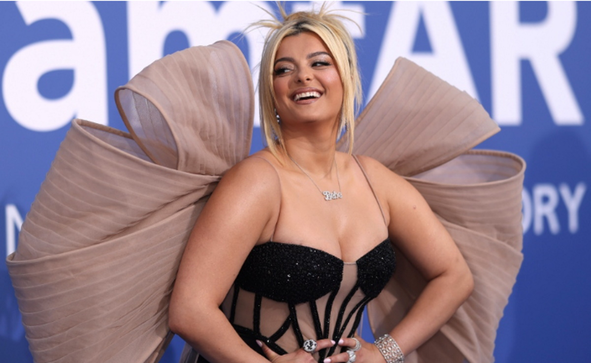 Bebe Rexha: «Έφαγε» στο δόξα πατρί κινητό επί σκηνής – Το μπλέ μαρέν μάτι και η επιβεβαίωση ότι είναι καλά