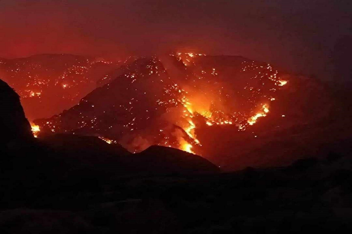 Φωτιά – Αίγιο: Ανεξέλεκτο το πύρινο μέτωπο – Εκκενώνεται το χωριό Τράπεζα