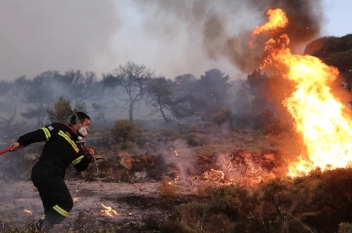 Φωτιά στη Νάξο: Ολονύχτια μάχη με τις φλόγες, επιπλέον πυροσβεστικές δυνάμεις από την Αττική