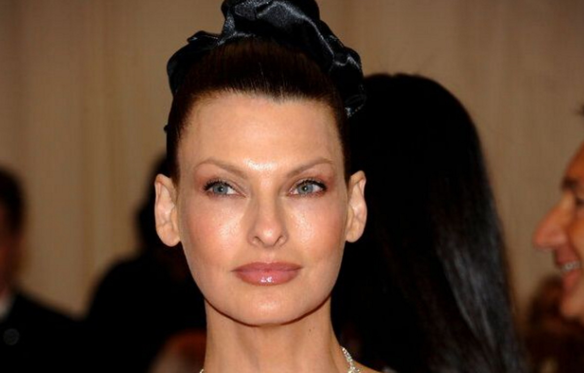 Linda Evangelista: «Προσπαθώ σκληρά να απαλλαγώ από τις ενοχές και τη ντροπή»