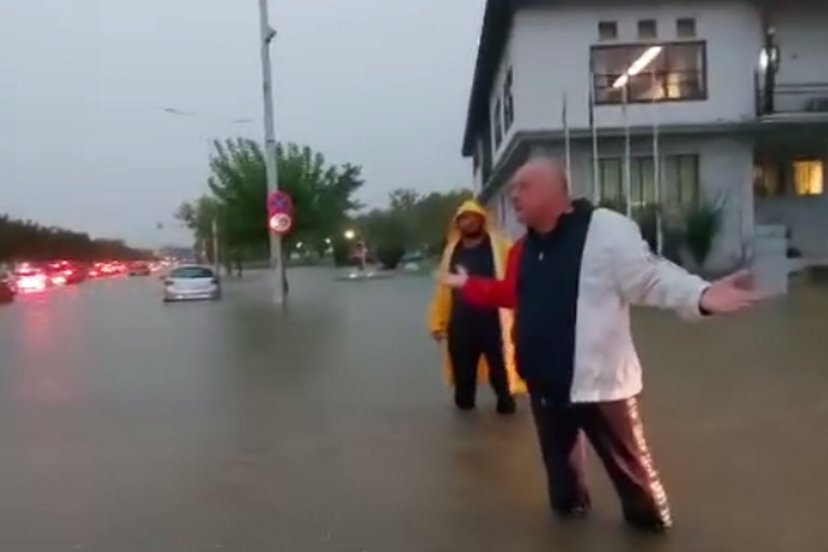 Οργισμένος ο Αχιλλέας Μπέος: Βγήκε στη βροχή και «έψαλλε» τους οδηγούς – «Πού πάτε ρε άνθρωποι;»