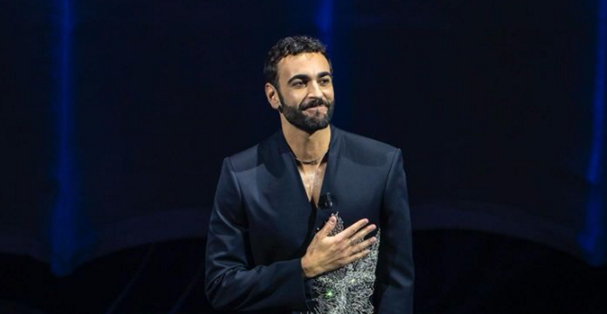 Sanremo 2024: Ο Marco Mengoni έδωσε το εναρκτήριο σύνθημα για το πιο εντυπωσιακό φεστιβάλ της Ιταλίας