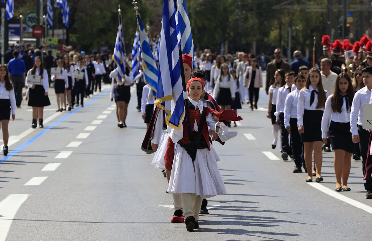 Και όμως, συνέβη! Σχολείο τίμησε την 25η Μαρτίου χορεύοντας τον… Έκπτωτο Άγγελο του Οικονομόπουλου