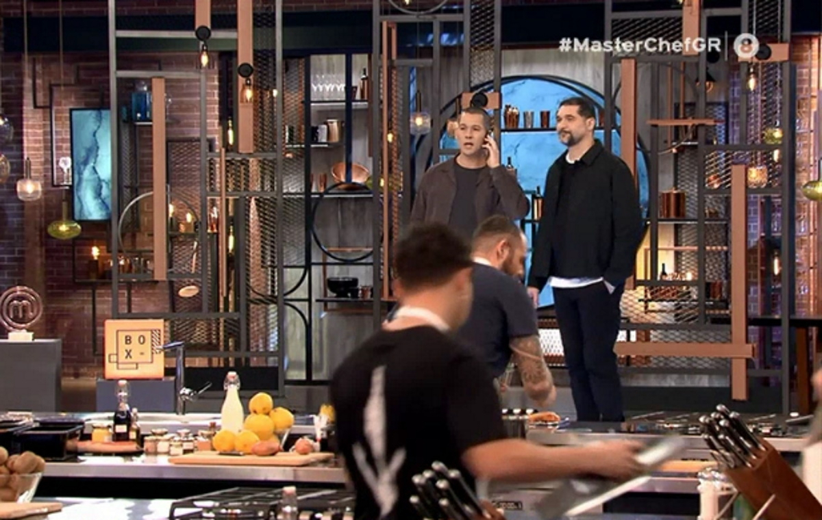 MasterChef: Απών ο Λεωνίδας Κουτσόπουλος – Το τηλέφωνο στον Κοντιζά και το japanese ringtone που «κέντρισε» το Twitter