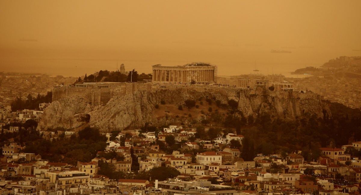 Aφρικανική σκόνη: Υποχωρεί και μας αφήνει με τις πλέον… απόκοσμες φωτογραφίες