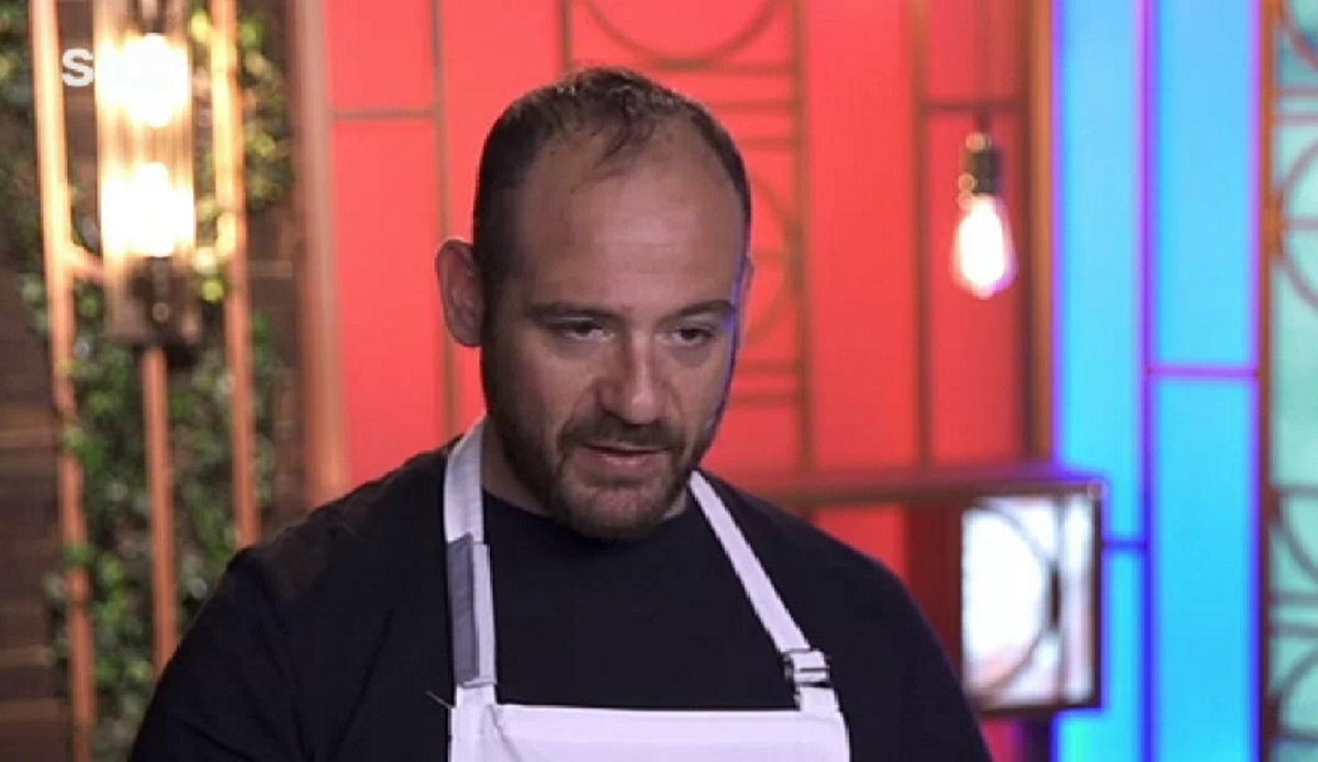 MasterChef: Ο Κούρτογλου τραγούδησε Χατζηφραγκέτα και το Twitter κρίντζαρε – «Τι περνάμε ρε μπρο μαζί σου;»