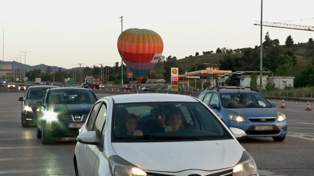 ΕΡΤ: Με… αερόστατο στα διόδια ευχήθηκε «Καλό Πάσχα»