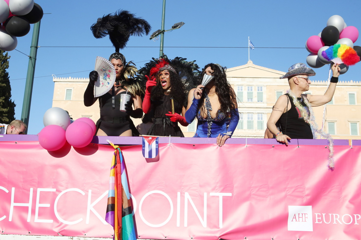 Athens Pride 2024: «Ένας Νόμος δεν αρκεί» – Ηχηρό το σύνθημα για τα ίσα δικαιώματα – Γέμισε χρώματα το κέντρο της Αθήνας