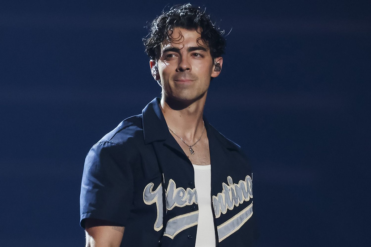 Joe Jonas: Απολαμβάνει τον ελληνικό του καφέ και το επικό σχόλιο από χρήστη του TikTok – «Σερπαντίνα θα σε πάει Τζο μου»