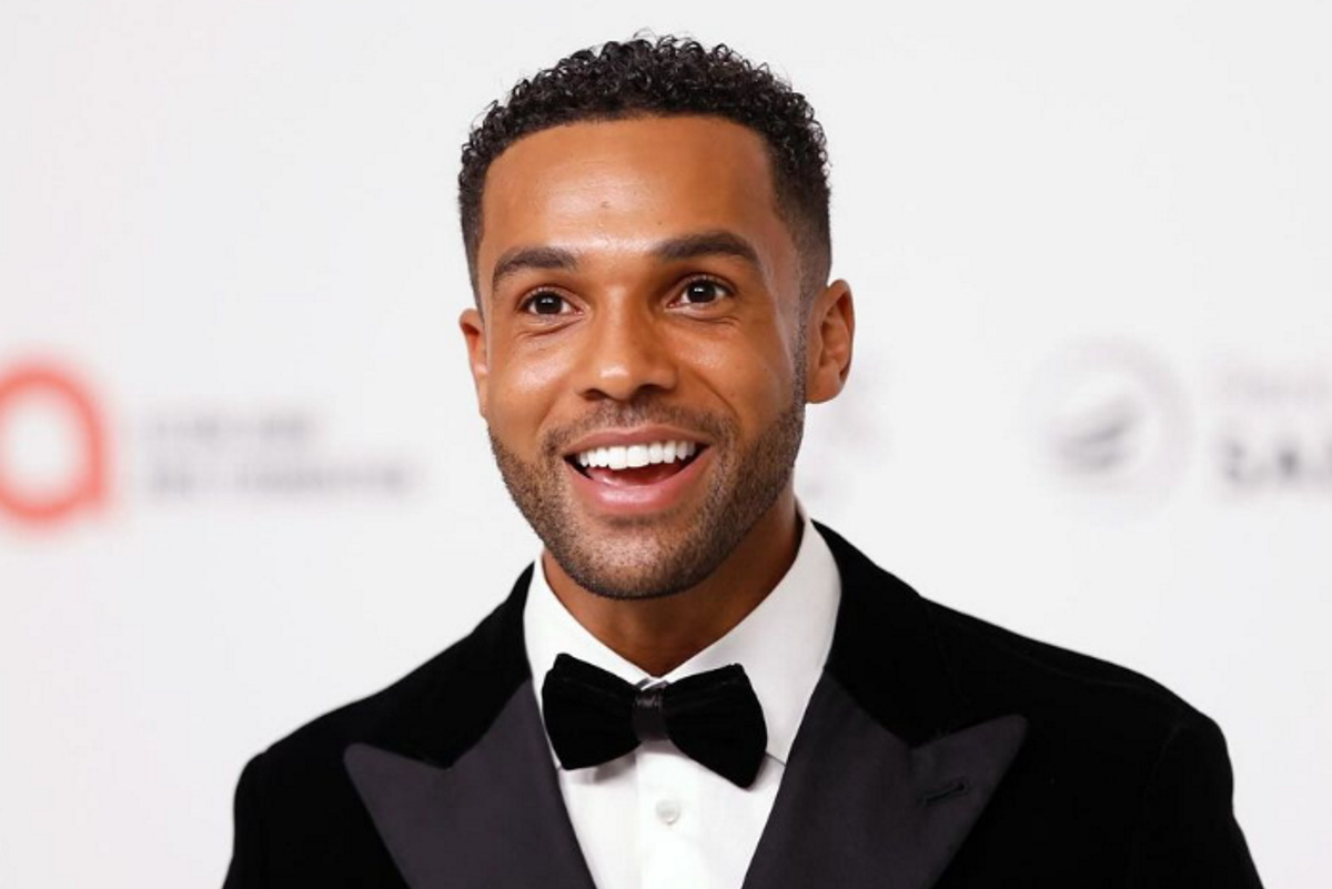 Lucien Laviscount: Ο Alfie από το Emily in Paris, στη Μύκονο!