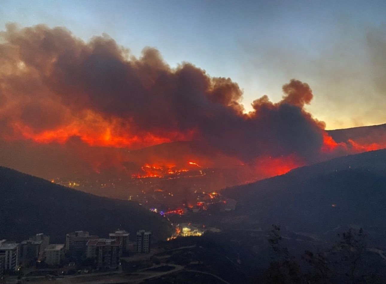 Καίγεται η Σμύρνη! Σοκάρουν τα βίντεο με τις φλόγες που ζώνουν το Κορδελιό!